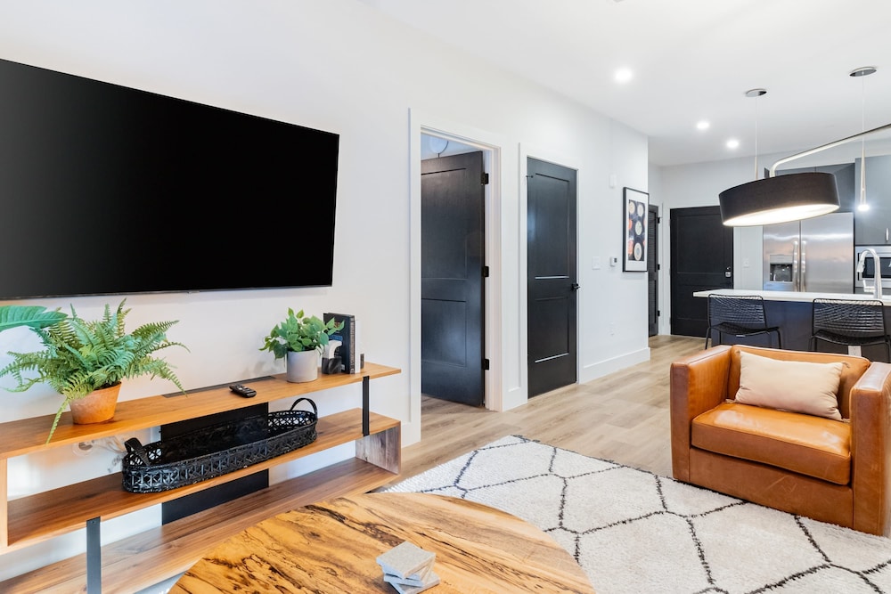 Astra Modern Midtown Retreat With Pool Gym Steps to Dining Broadway