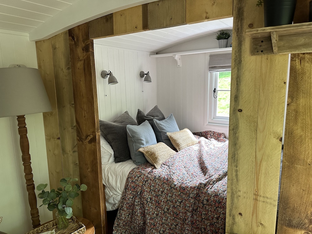 Shepherd's Hut - Sleeps 2 - Pet Friendly - Parking view 5