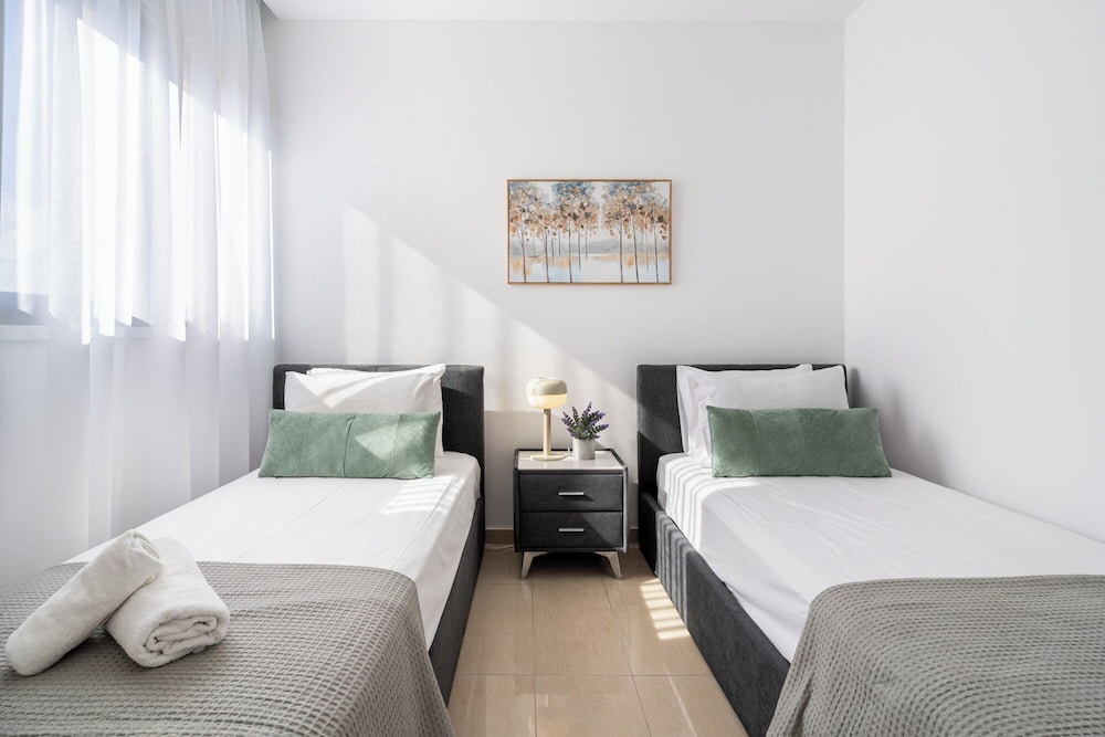 Averna - Breezy 2-BR Apt. in Larnaca