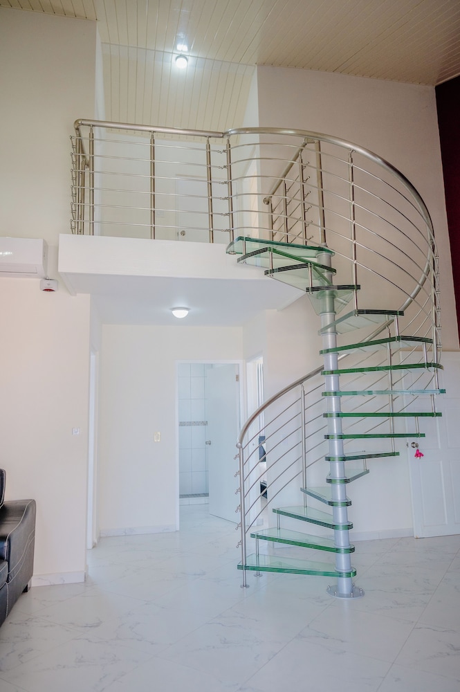 Spacious 4-bedroom Apartment 2 km From Eagle Beach - Dream Suites Aruba
