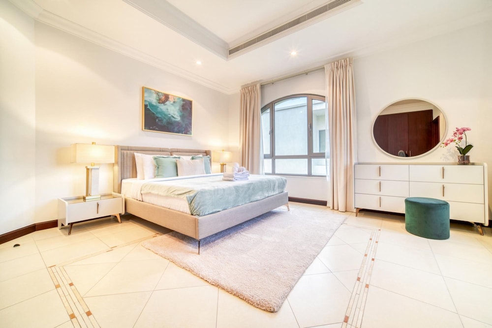 Beachfront 5BR Villa w Private Pool at the Palm