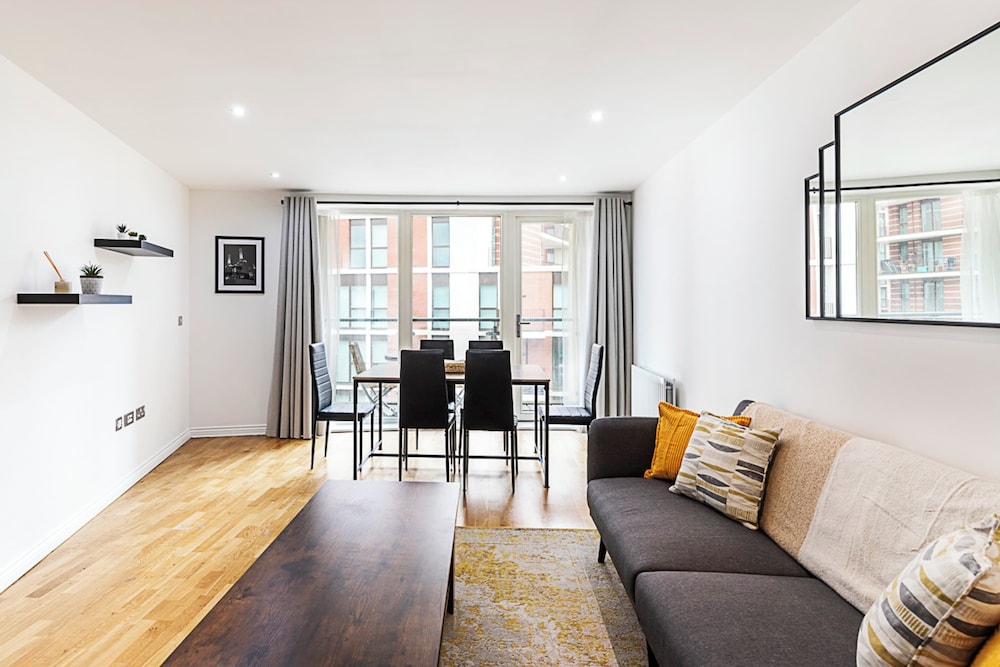 Bright Battersea Apartment
