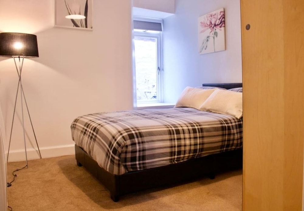 Unique two bed Main Door Flat at the Meadows view 4