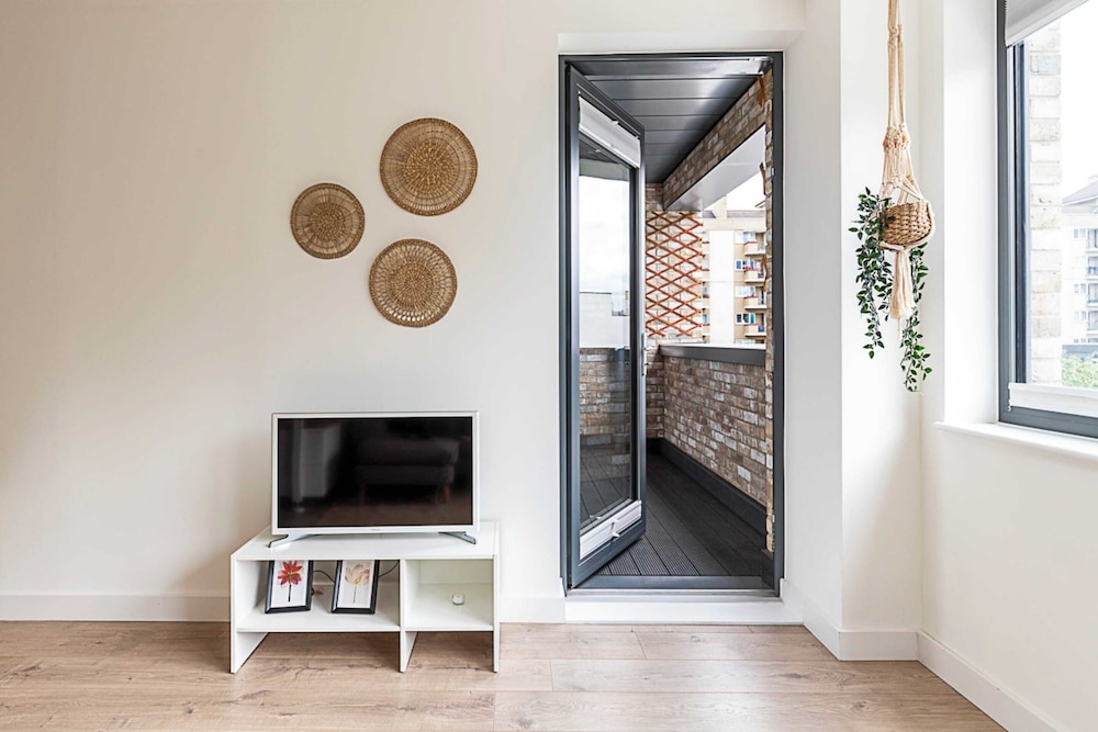 Well-connected, Cosy and Bright Modern Flat