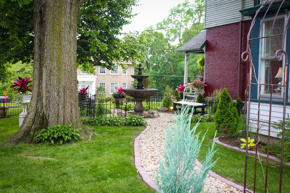Burlington Vacations - Evans Holly Grove Inn BB - Property Image 2