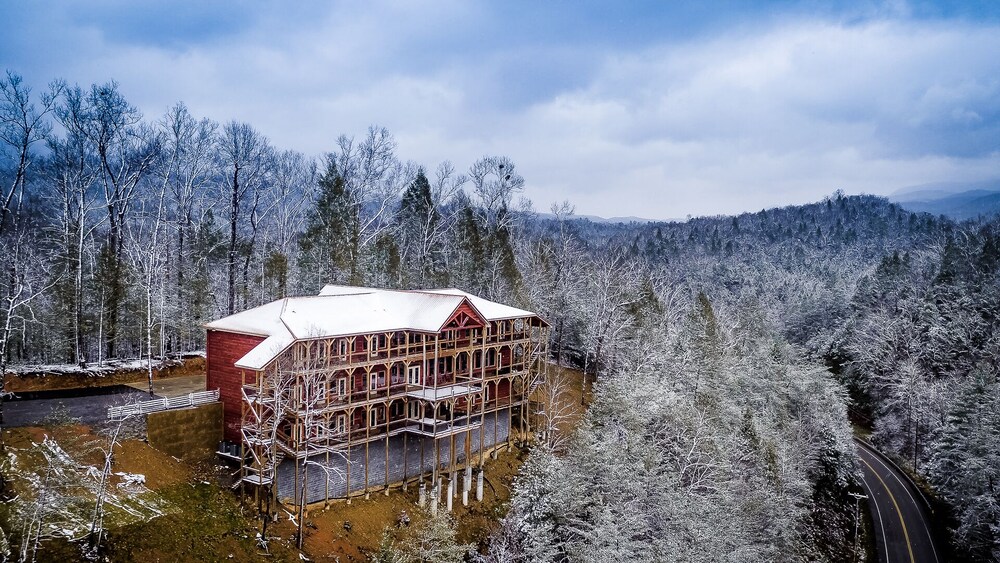 Sycamore Mansion 14 Bedroom Cabin by RedAwning