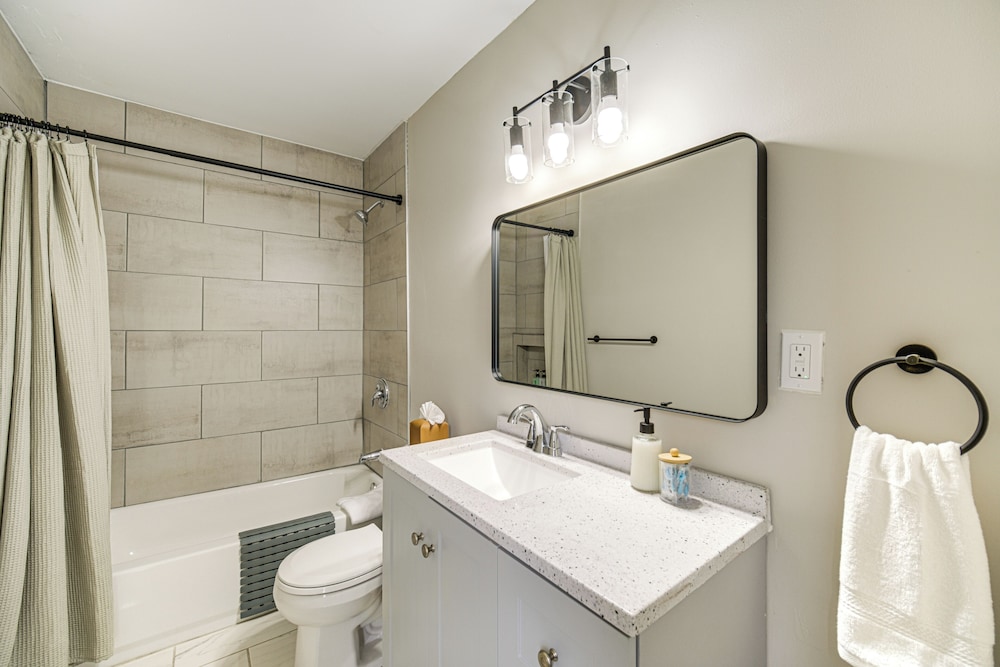 4 Mi to Dtwn: Modern Retreat w/ Yard in Cleveland
