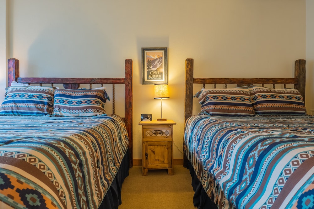 Comfortable Cozy Condo - Short Walk to American Eagle Lift - SH402 by RedAwning
