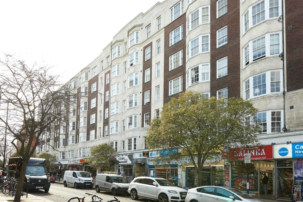 Sunny and Bright Flat, 2 Minutes From Hyde Park