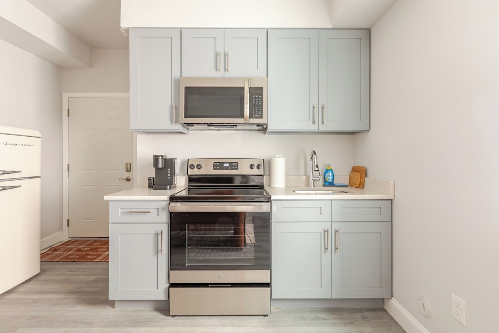Chic & Cozy Philly Stay in City Center