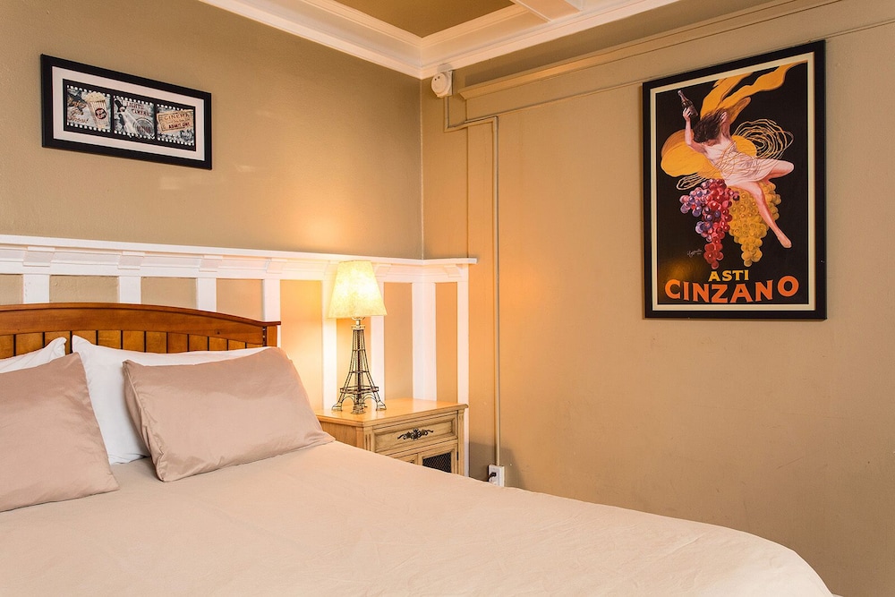 Hollywood Hills Suites