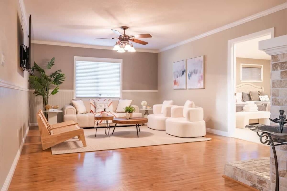 Marbella Lane - Charming 4BR Bungalo for Relaxing Retreat