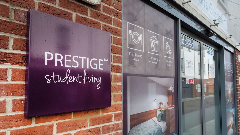 Students Only Straits Egham - 40 mins to Waterloo - Direct Bus to Heathrow