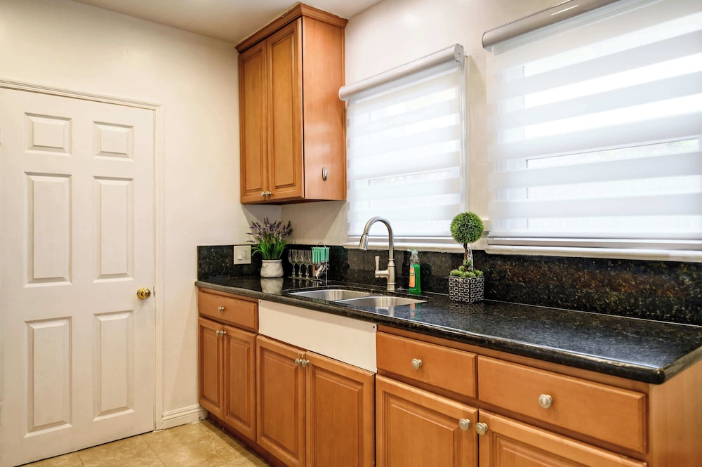 Cozy Home Near LA With Full Kitchen Laundry