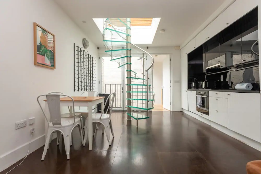 Bright and Stylish 2 Bedroom House in Shoreditch