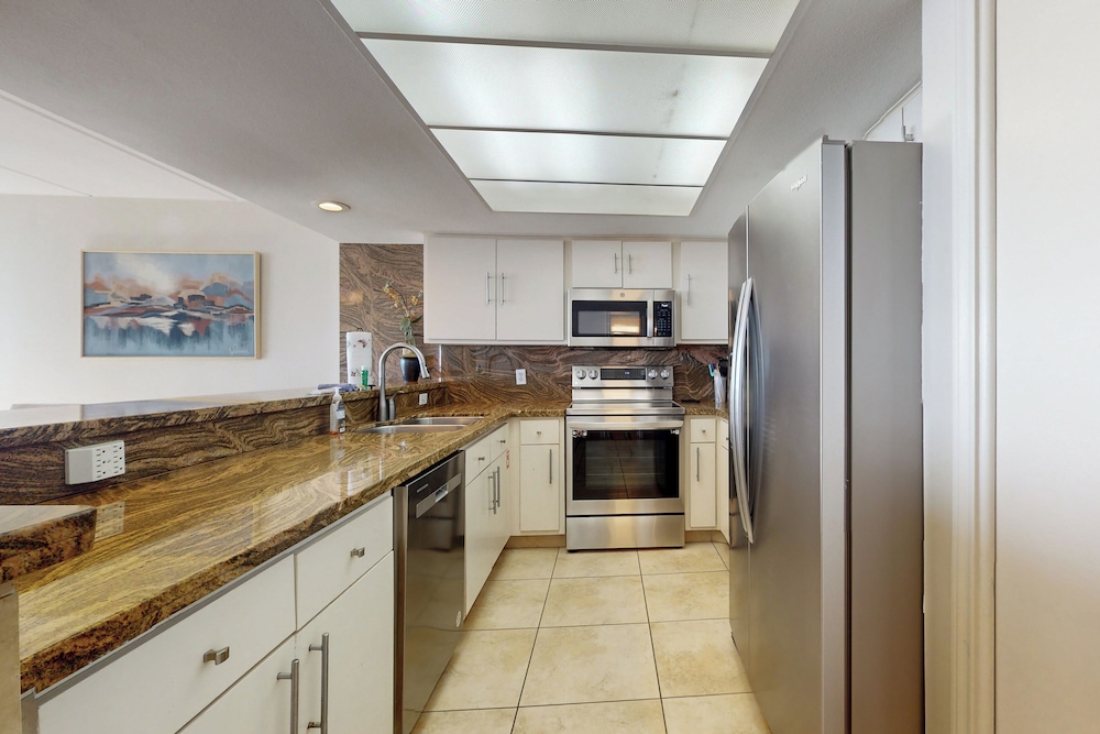 Gulf-view Corner 3BR w/ Balcony & Luxe Amenities