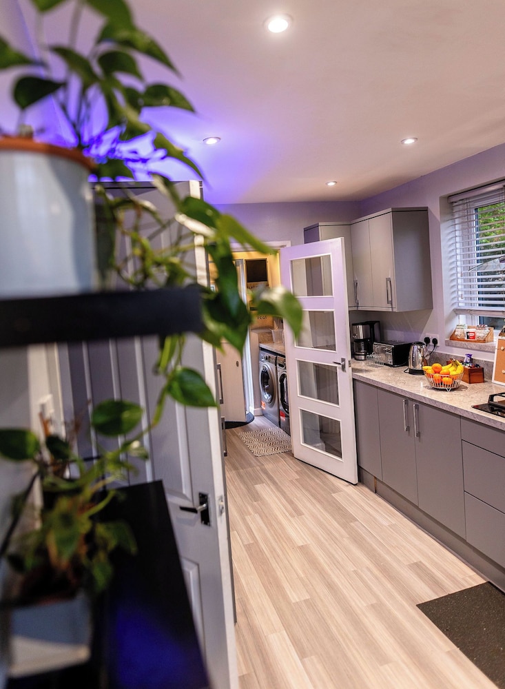 Beautiful Wythenshawe Home Near Airport With Garden & Parking Sleeps 5