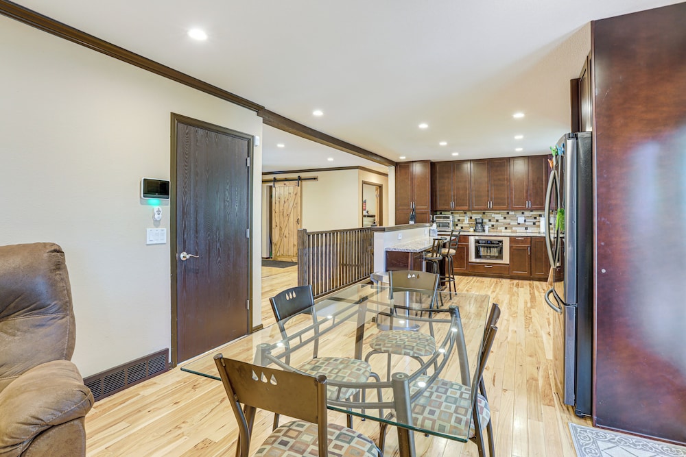Pet-friendly Retreat w/ Fenced Yard in Aurora