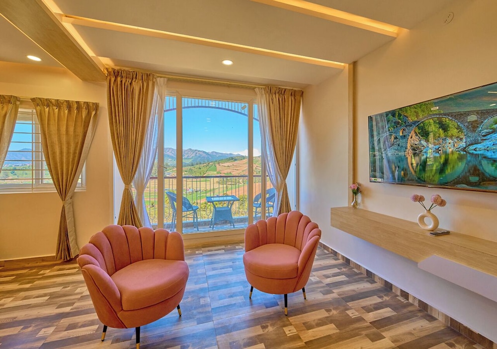 Vihani's Western Clouds by VOYE HOMES