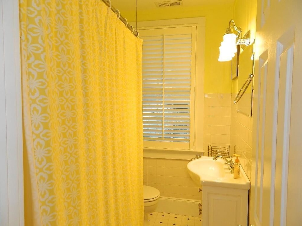 Laurel Street 204