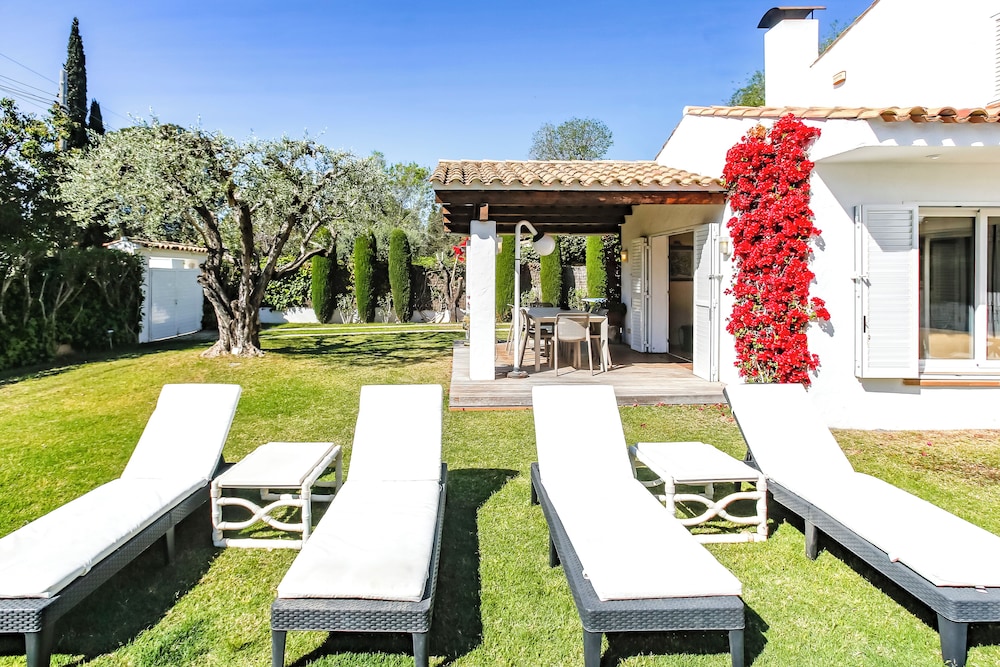 Just 10 Minutes From Sitges, House With Private Garden and Pool-