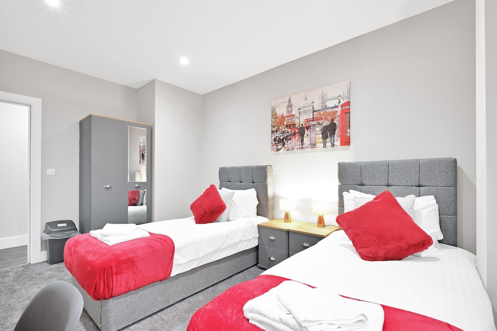 Crown Place 2 & 3 Bedroom Luxury Apts view 4