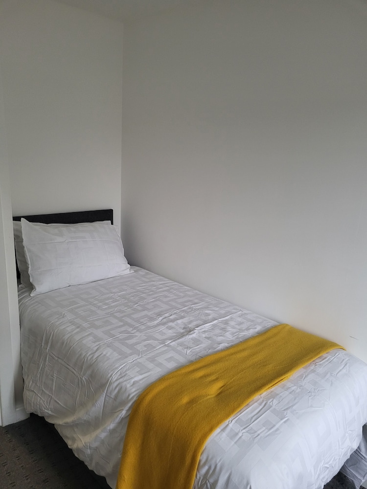 Impeccable 4-bed House in Leicester view 4