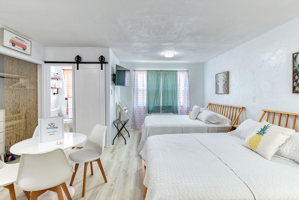 Pineapple Shores Retro Inn