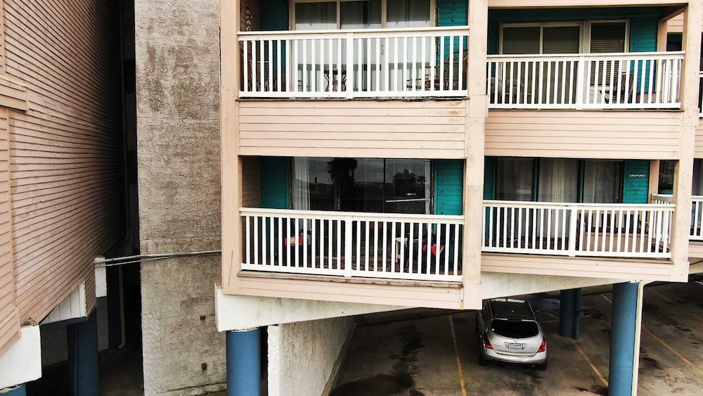 Private Balcony w/ Ocean View Pool & Hot Tub Access Ocean Echo by Avantstay