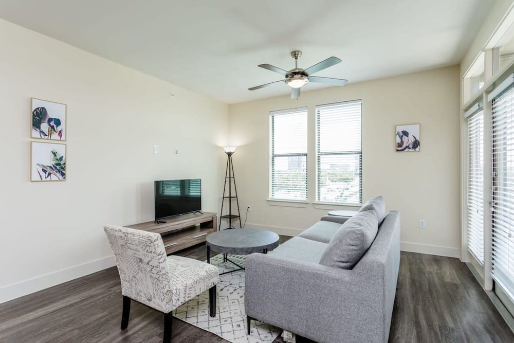 Renew Tanglewood 3-bedroom in Uptown Houston