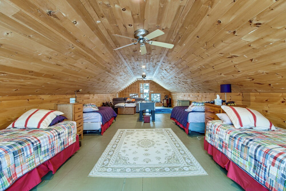 Dock & Foosball: Esquagama Lake Family Cabin