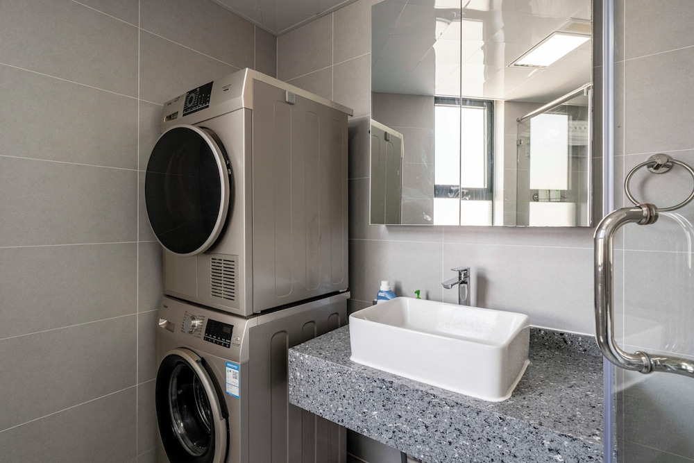 Tyms Spacious 4BR 2BA Apt Xujiahui