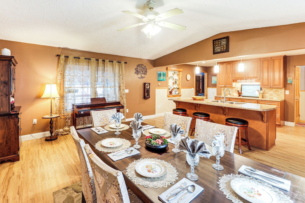 Family-friendly Home w/ Furnish Patio in Crystal!