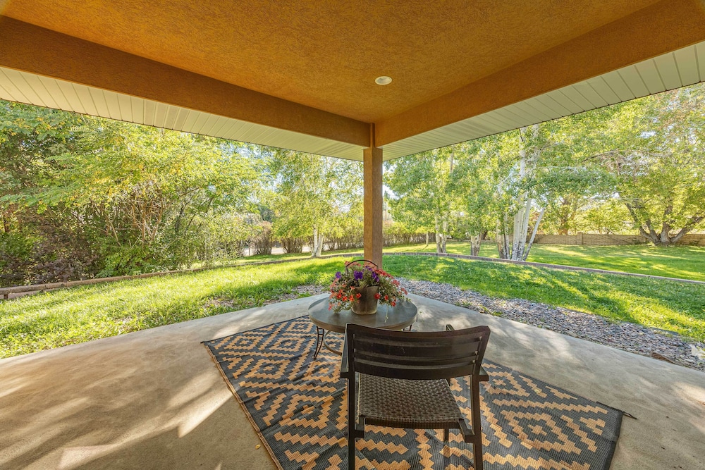 Game Room, Media Room & Pool: Luxe Villa in Craig!