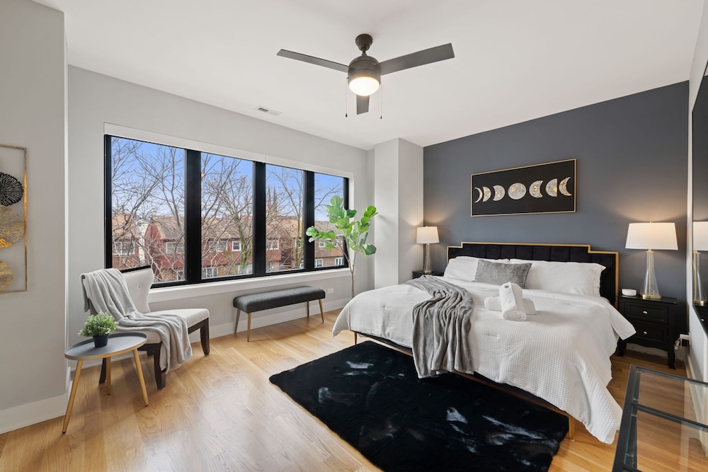 3 Bed 2 Bath Chicago Retreat w Balcony Parking