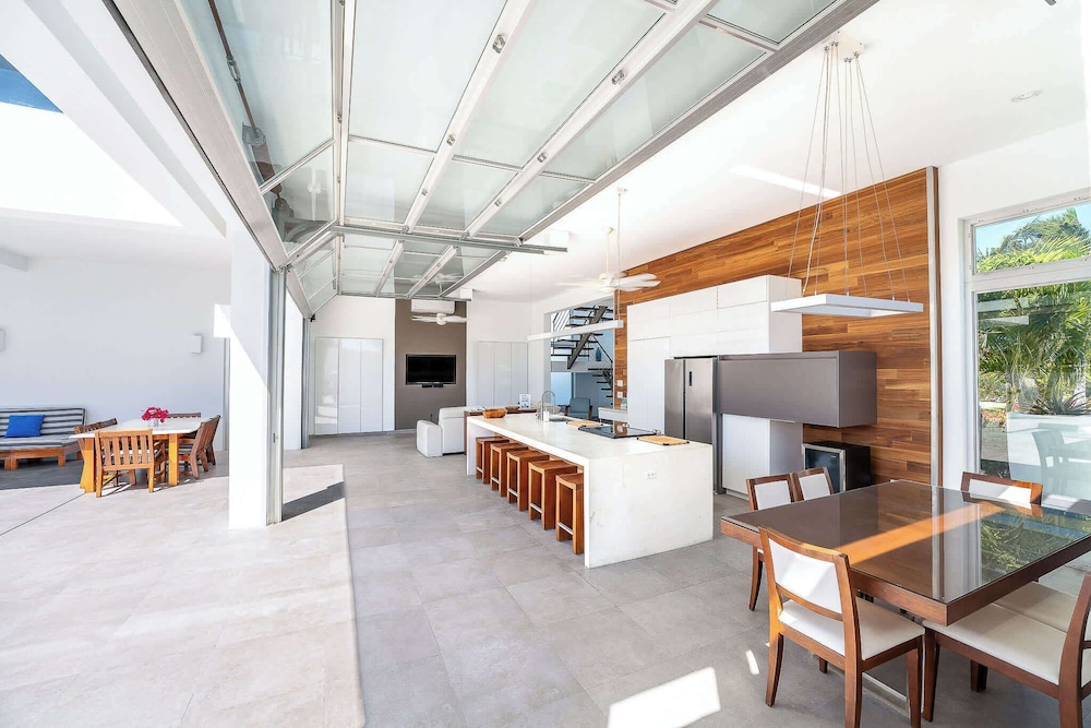Beachside Villa, Amazing Views, Hotel Amenities v5