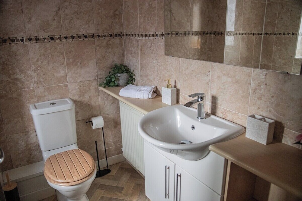 Bright 4-bed Swansea Getaway With Parking