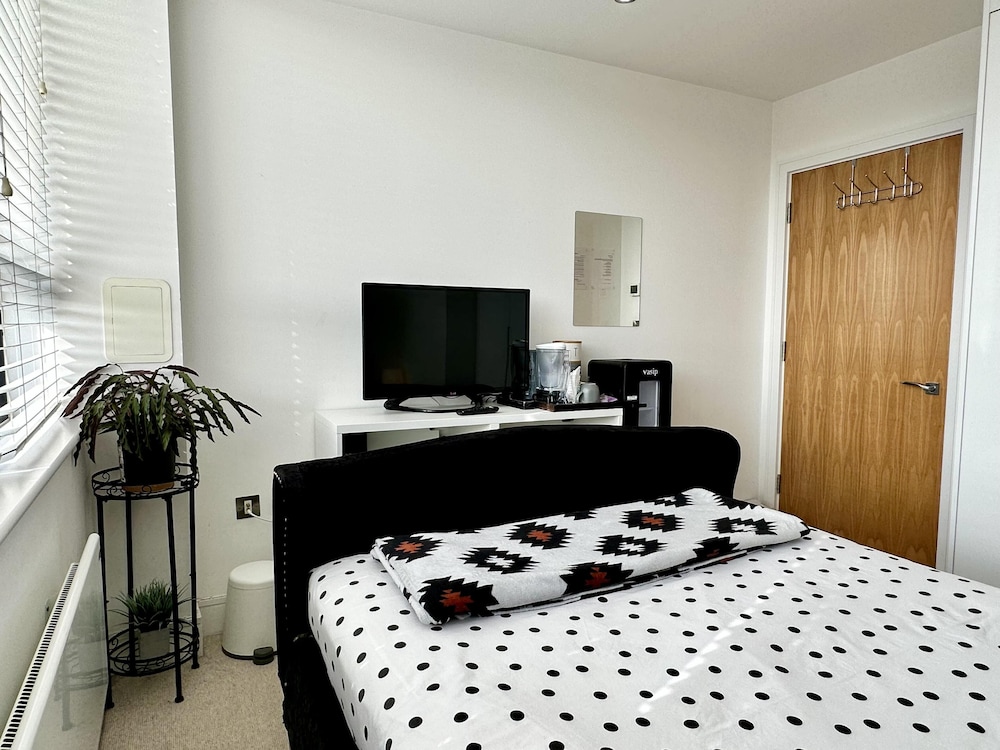 Condo Apartment With Workspace