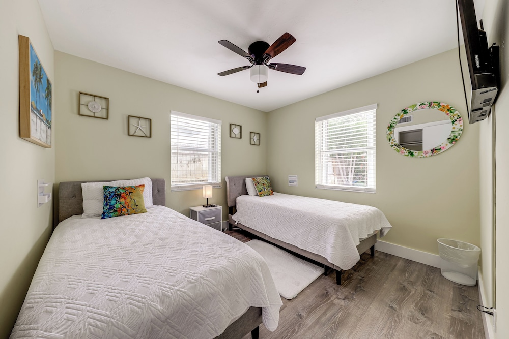 1 Mi to Beach: Sunny Lantana Cottage w/ Pool!