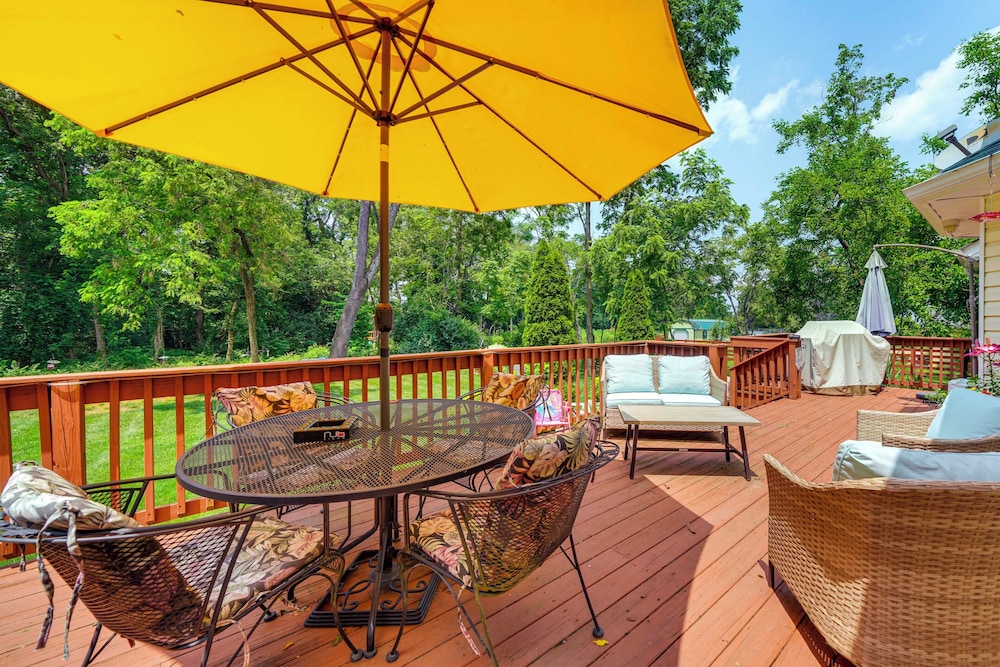 15 Mi to Louisville: Family Home w/ Private Yard!