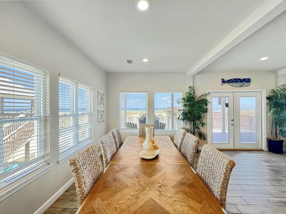 Pass Time - Beachfront for 24
