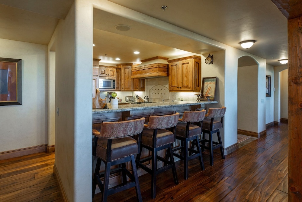 Grand Lodge - 3 Bedroom Deluxe #308 - Ski-in/out 3 Condo