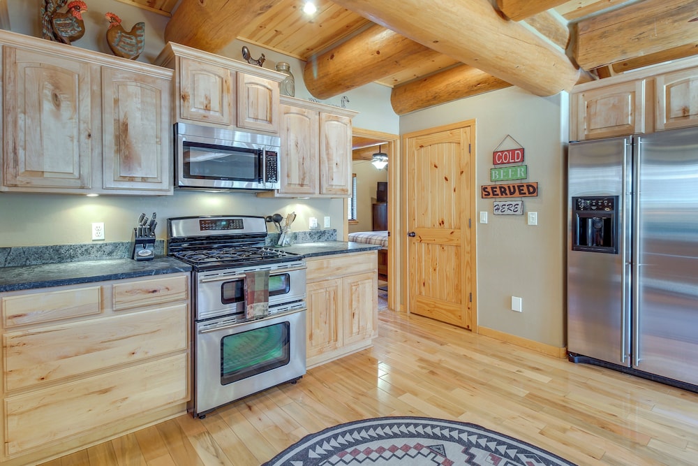 Fire Pit: Cozy Winter Cabin, 45 Mi to Sunrise Park
