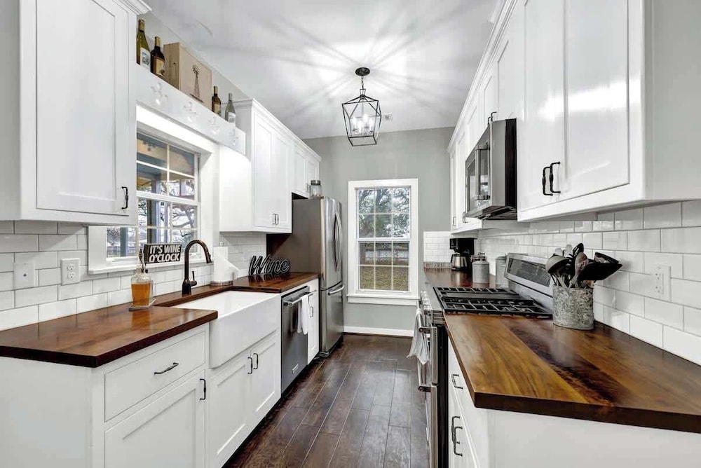 The Country Haus: Quaint Home 1 Mile From Downtown