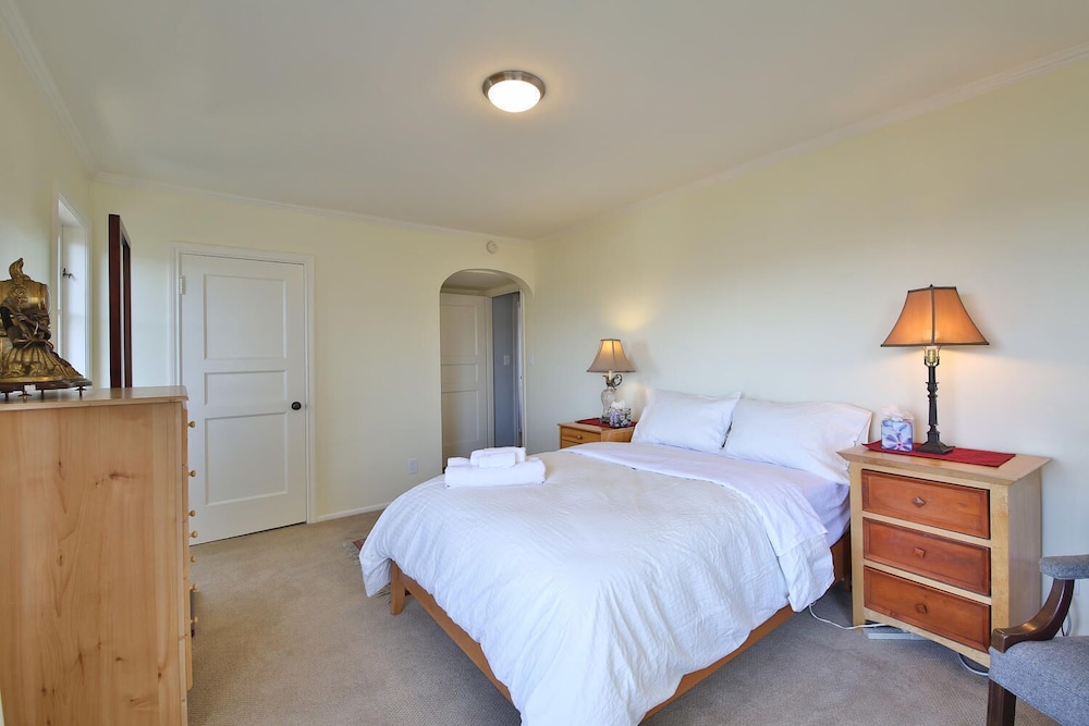 Beautiful, Modern Kitchen, King Bed, Parking & Balcony 2 Bedroom Apts by RedAwning photo 2