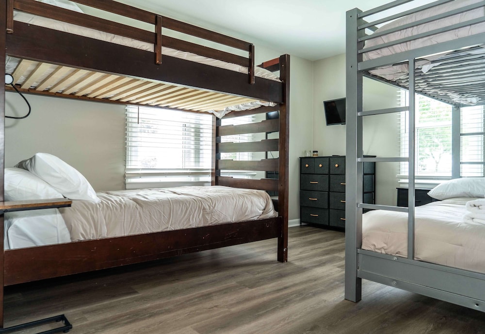 Pet Friendly Lake Geneva Getaway for 6!
