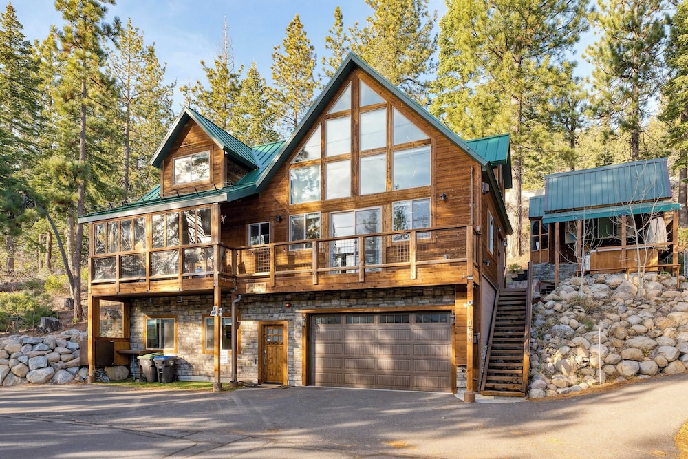Denton by Avantstay Hot Tub, Deck w/ Fire Pit Near Skiing & Lake!