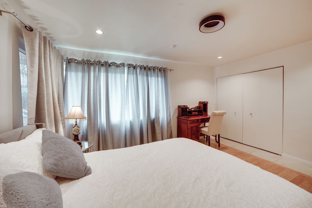 Private Pool & Patio: Luxe Encino Family Getaway