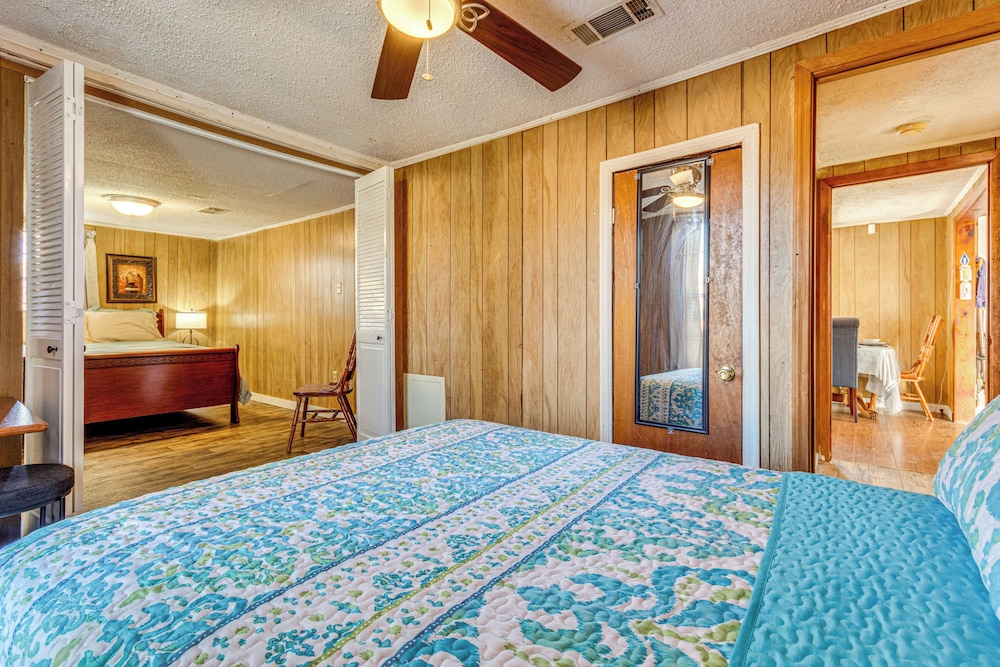 3 Mi to Lake Saracen: Pine Bluff Home w/ Grill!