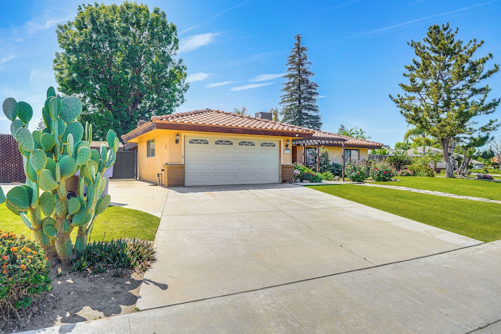 7 Mi to Dtwn: Poolside Paradise in Bakersfield!